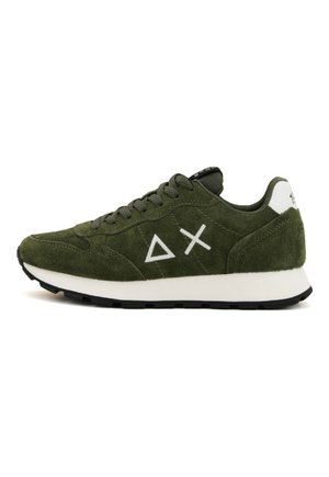 Sneaker verde in suede con accenti bianchi, punta rotonda, suola piatta in gomma nera, caratterizzata da uniche fantasie geometriche sui lati e chiusura con lacci.