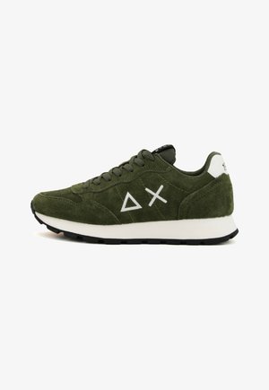 Sneaker verde in suede con accenti bianchi, punta rotonda, suola piatta in gomma nera, caratterizzata da uniche fantasie geometriche sui lati e chiusura con lacci.