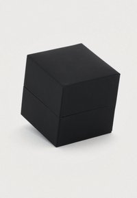 Črna kvadratna škatla z gladko mat površino, zaprte zasnove in ostrimi robovi. Brez vidne strojne opreme ali vzorcev. Preprosta in kompaktna struktura.