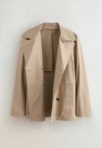 Trench coat bej cu două rânduri de nasturi, rever larg, cu nasturi în față și buzunare laterale, prezentat pe un fundal alb simplu.