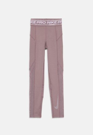 Nike Pro leggingai purpurinės spalvos, su plačiu elastingu juosmeniu su "Nike Pro" logotipu, šoniniais kišenėmis ir tinklinio audinio detalėmis ant kojų.