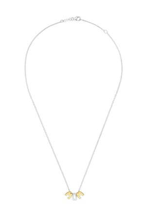 Collar de cadena de plata con tres colgantes con letras que forman "MOM", dos M en oro y una O en plata en el centro.