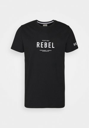 Mustmust T-särk musta värviga, millel on ees ja paremal varrukal valge tekst: "REDEFINED" ja "REBEL", ning allpool on trükitud täiendavad koordinaadid.