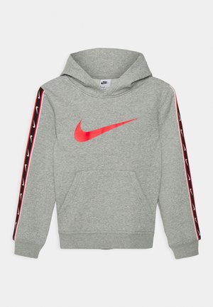 Sudadera gris con capucha, con el logo de Nike en rojo en el frente y franjas con la marca en negro, rojo y blanco a lo largo de ambas mangas.