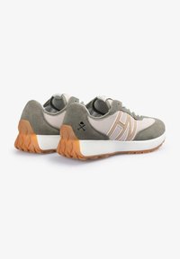 Zapatillas deportivas en verde y beige con una parte superior de ante y malla, que cuentan con una suela de goma texturizada y un logotipo prominente en el talón.