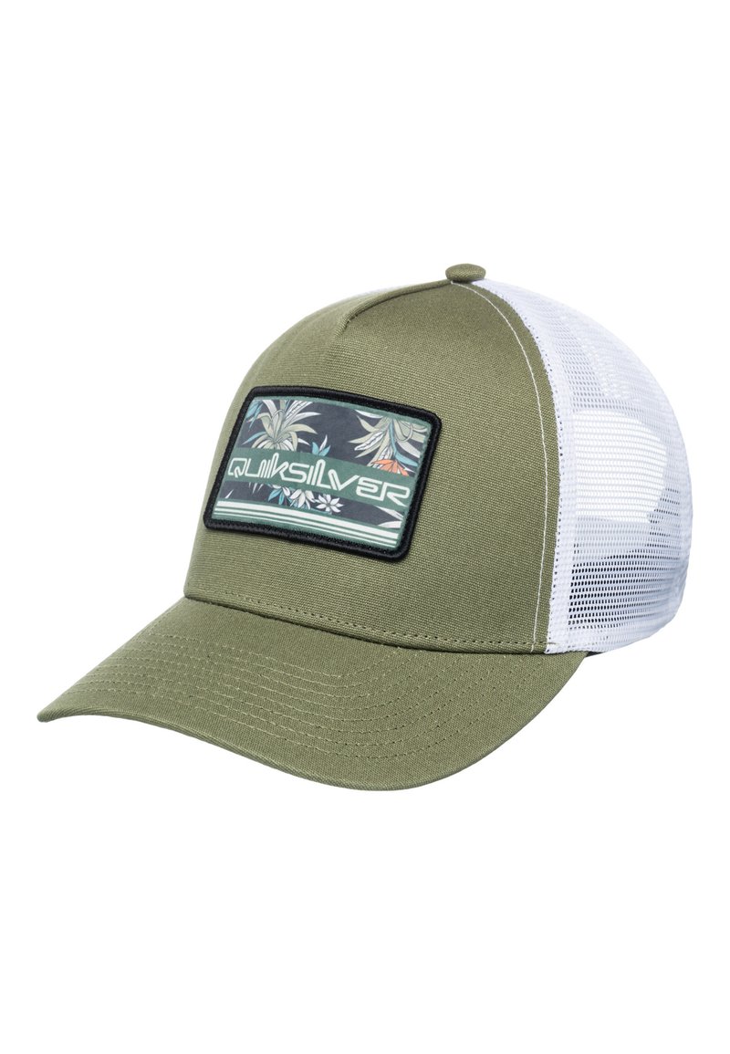 Gorra verde oliva con visera curva, parte posterior de malla blanca y un parche negro rectangular con un diseño tropical y el texto "Quiksilver".