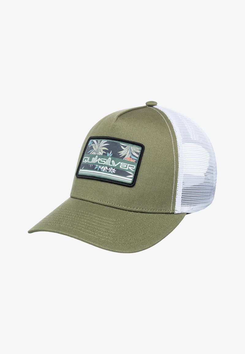 Gorra verde oliva con visera curva, parte posterior de malla blanca y un parche negro rectangular con un diseño tropical y el texto "Quiksilver".