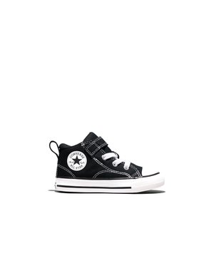 Zapatilla negra Converse All Star de caña alta con cordones blancos, tira de velcro y suela de goma blanca sobre fondo blanco.