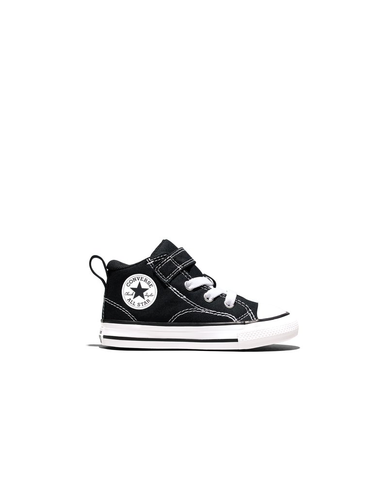 Zapatilla negra Converse All Star de caña alta con cordones blancos, tira de velcro y suela de goma blanca sobre fondo blanco.