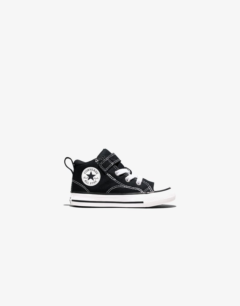 Zapatilla negra Converse All Star de caña alta con cordones blancos, tira de velcro y suela de goma blanca sobre fondo blanco.