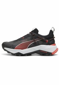 Scarpe da trekking nere con tomaia in mesh testurizzato, dettagli rossi, sistema di allacciatura sicuro e una robusta intersuola bianca per aderenza e supporto.