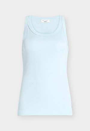 Világoskék bordázott trikó kerek nyakkivágással, ujjatlan kialakítással és Marc O'Polo Denim márkajelzéssel a gallér belsejében.