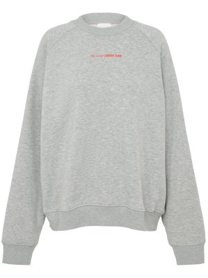 Ανοιχτό γκρι φούτερ με στρογγυλή λαιμόκοψη, ριμπ μανσέτες και τελείωμα, με μικρό κόκκινο κείμενο «The LeGer LOVERS CLUB» στο κέντρο του στήθους.