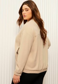 Friends Like These PLUS SIZE FIT - Pilotska jakna - camel
