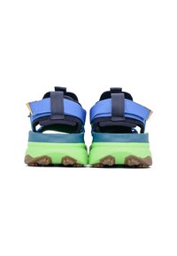 Sandali sportivi con cinturini in tessuto blu, suola intermedia verde e suola esterna in gomma marrone. Presentano cinturini regolabili per una vestibilità e un supporto ottimali.
