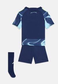 Jūrinės sporto marškinėliai su šviesiai mėlynais akcentais, trumpomisRankovėmis ir sukimo raštu; komplekte su atitinkamomis šortais ir tamsiai mėlynomis kojinėmis.