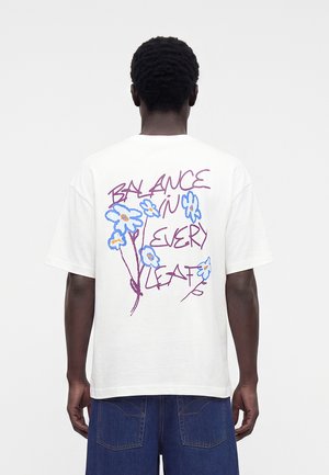 Puma, GRAPHICS OVERSIZED FLORAL TEE UNISEX - T-Shirt print - white