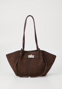 Braune Wildleder-Tasche mit strukturierter Form, ausgestattet mit einem silbernen Metallverschluss und zwei Schulterriemen. Glatte Textur mit Akzentnähten.