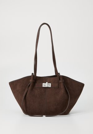 Sac fourre-tout en cuir suédé brun avec une forme structurée, doté d'un fermoir en métal argenté et de deux poignées. Texture lisse avec des coutures d'accent.