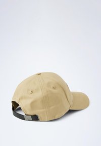 Casquette kaki avec unvisière incurvée, bandeau noir réglable à l'arrière et œillets de ventilation sur les côtés. Texture en coton lisse.