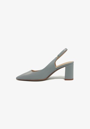 Escarpin slingback en cuir bleu clair avec bout pointu et talon carré épais sur fond blanc.