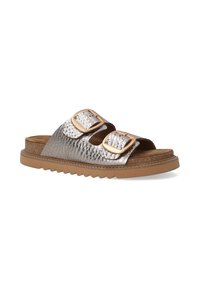 Metallic silberne Riemensandalen verfügen über zwei breite Riemen mit goldfarbenen Schnallen, eine texturierte Oberseite, eine gepolsterte Innensohle und eine Gummisohle.
