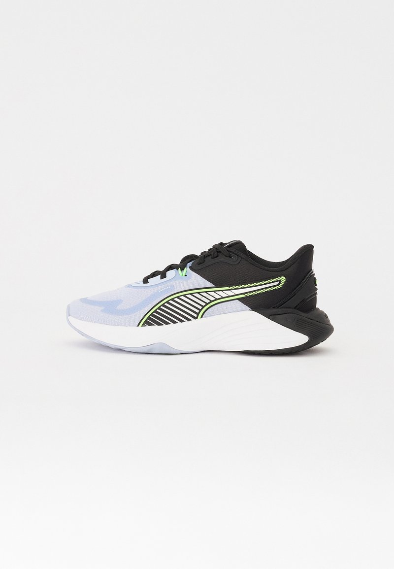 Tênis desportivos em azul claro, preto e verde neon. Apresentam tecido em malha, sola acolchoada e um design riscado na lateral.