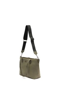 Zelená kožená taška na rameno s dvojitými rukoväťami a čiernym nastaviteľným popruhom. Obsahuje strieborné kovanie a decentné logo.