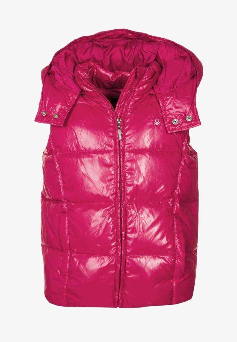 Růžová lesklá péřová vesta s kapucí, zapínáním na zip a druky, s prošívanými částmi pro izolaci a elegantním designem.