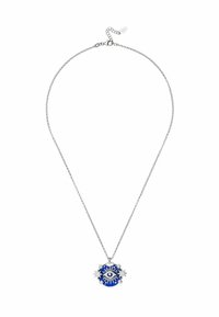 Hopeaketju, jossa on pyöreä sininen riipus silmämustalla kuvioinnilla, jota ympäröivät hopeiset tähdet ja säteet, luoden tekstuurista kontrastia.