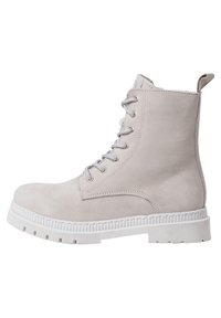 Bota de tobillo de cuero gris claro con una suela de goma blanca, punta redonda y agujeros de metal para los cordones. Presenta una lengüeta en la parte posterior.
