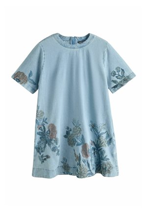Jasnoniebieska sukienka z krótkim rękawem, okrągłym dekoltem i kwiatowym haftem w stonowanych odcieniach na rękawach i brzegu.