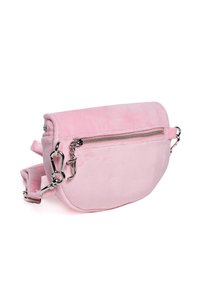 Borsa a tracolla in finta suede rosa con forma curva, chiusura con zip argento e tracolla regolabile. Presenta dettagli in metallo.