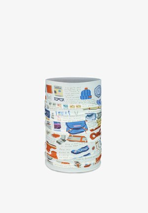 Braga de cuello con ilustraciones multicolores de equipo de senderismo, que incluyen botas, cuerda, sombrero, gafas y equipo para exteriores sobre un fondo blanco.