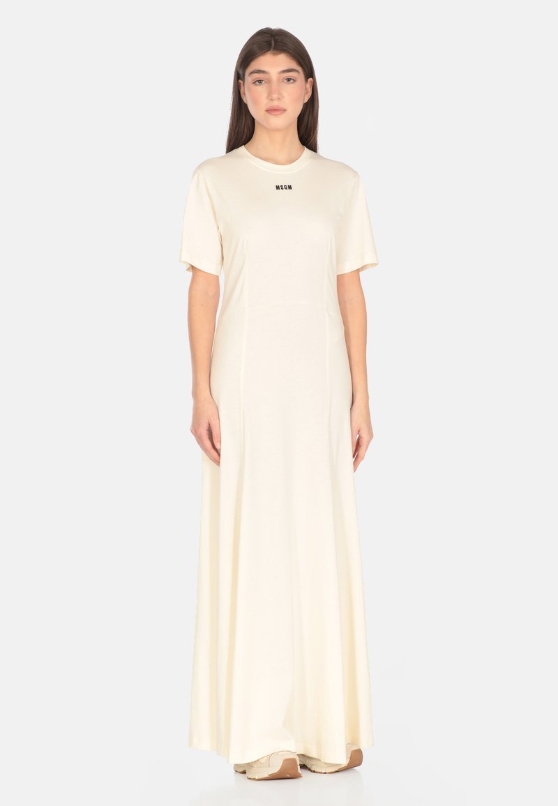 Abito maxi color crema con maniche corte, scollo tondo e texture morbida; presenta un piccolo logo nero sul petto.
