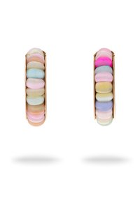 Guldøreringe med en række pastelfarvede, ovale perler i pink, blå, gul og grøn, arrangeret i et lagdelt design.