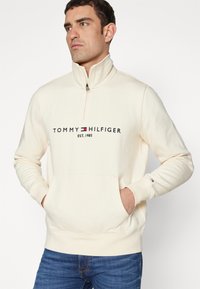Tommy Hilfiger LOGO MOCK NECK - Mikina - calico