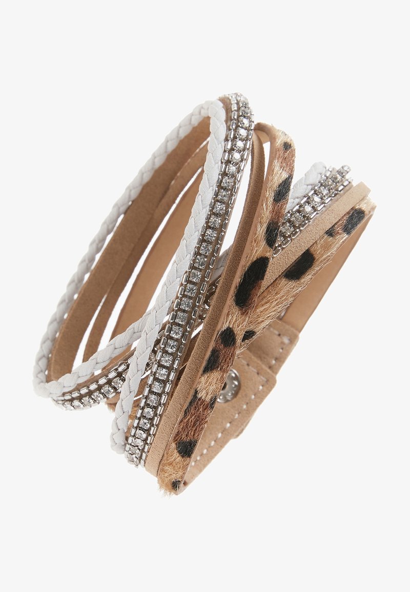 Bracelet multicouche avec des brins tressés blancs, des chaînes en strass, une bande lisse couleur fauve et une bande en fourrure imprimé léopard fixée par un bouton-pression.