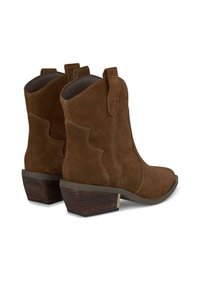 Stivali alla caviglia in suede marrone con tacco basso e impilato, dotati di linguette per la calzata e cuciture decorative lungo i lati. Fodera interna liscia.