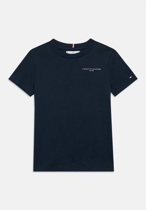 T-shirt de manga curta azul marinho com decote redondo, com um pequeno logótipo da Tommy Hilfiger e texto no peito e emblema da bandeira na manga esquerda.