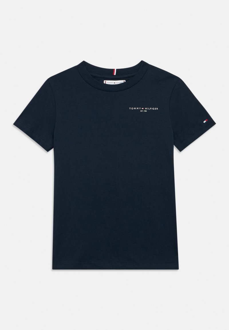 Tamsiai mėlynas trumpomis rankovėmis marškinėliai su apvalia iškirpte, su mažu Tommy Hilfiger logotipu ir tekstu ant krūtinės bei vėliavos emblema kairiajame rankovėje.