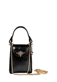Sac à main en cuir noir au design structuré, avec un emblème d'abeille en or sur le devant, une bandoulière en chaîne et des clous décoratifs le long des côtés.
