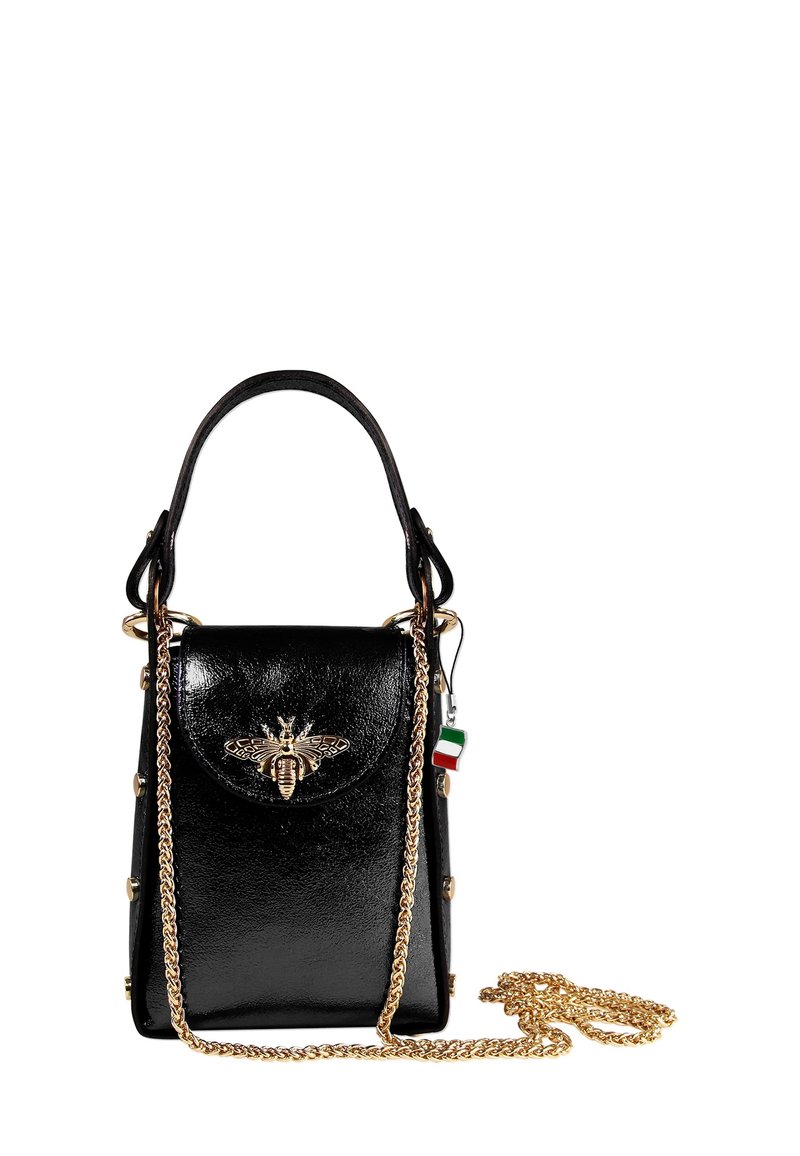 Sac à main en cuir noir au design structuré, avec un emblème d'abeille en or sur le devant, une bandoulière en chaîne et des clous décoratifs le long des côtés.