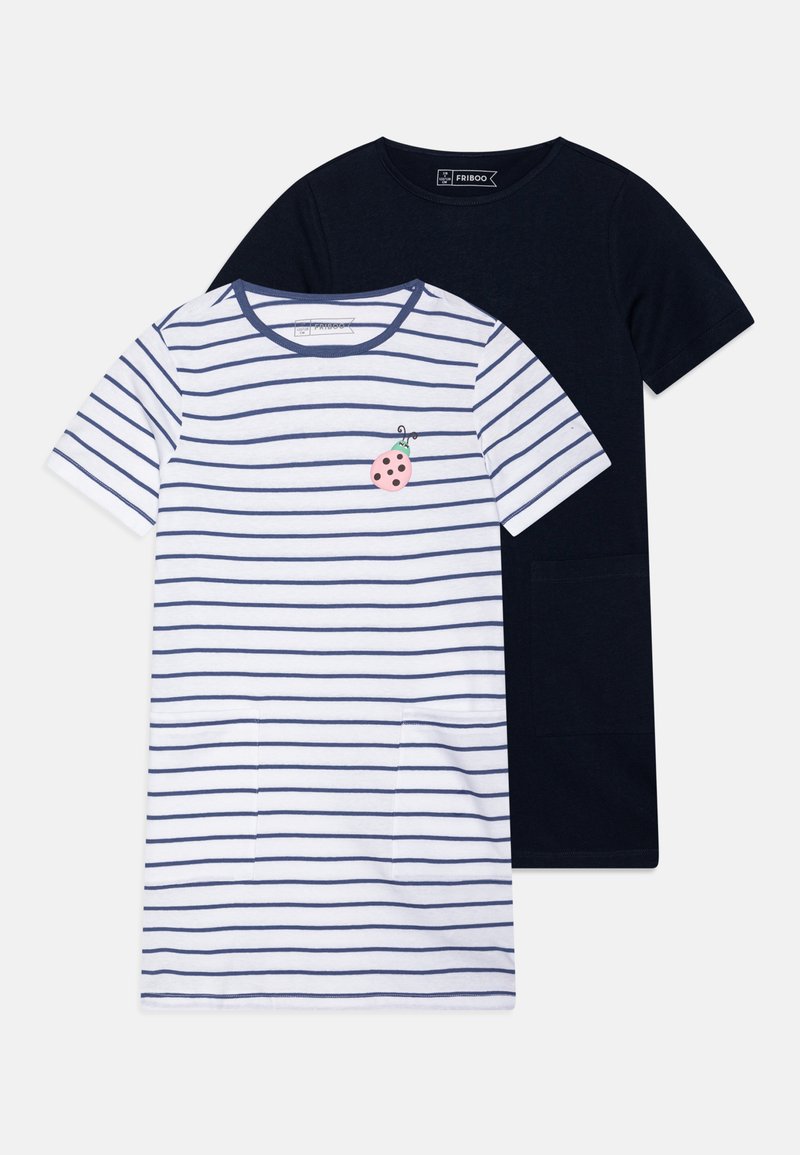 Deux t-shirts : l'un blanc avec des rayures navy et un patch de coccinelle rose ; l'autre en navy uni, avec une poche. Tissu en coton, col rond.