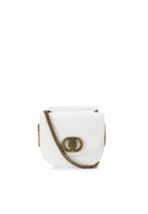 Borsa a tracolla bianca in pelle con forma arrotondata, caratterizzata da una chiusura in metallo dorato e una tracolla intrecciata. Texture liscia.