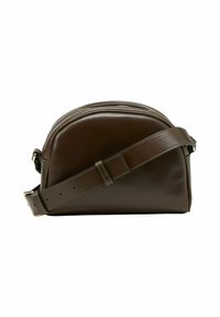 Borsa a tracolla in pelle marrone con forma arrotondata, chiusura a zip e tracolla regolabile. Presenta linee pulite e una finitura lucida.