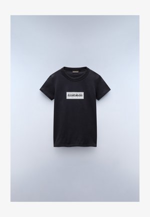 Crni pamučni majica s kratkim rukavima i okruglim izrezom. Ima pravokutni bijeli logotip s crnim tekstom sprijeda. Glatka tekstura.