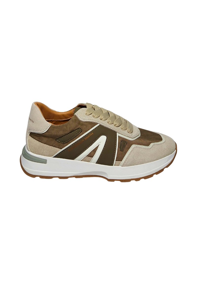 Sneakers in suede beige e marrone con accenti bianchi. Presentano un colletto imbottito, chiusura con lacci e una suola in gomma testurizzata.