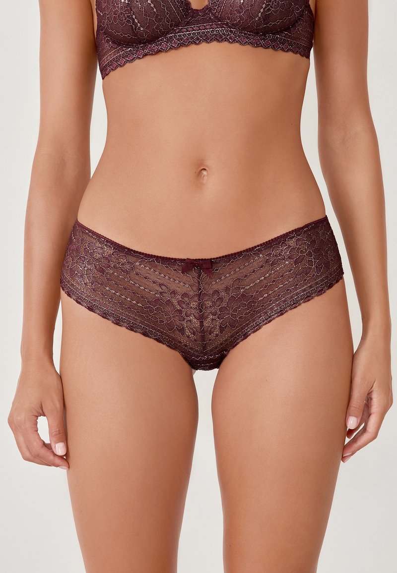Bordeaux kant vrouwenondergoed met bloemenpatroon, golvende randen en een klein strikje aan de voorkant. Mid-rise hipster stijl.