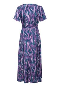 Robe mi-longue violette et bleu sarcelle avec manches courtes, présentant un design fluide et un motif abstrait de feuilles. Comprend une ceinture en tissu assorti.